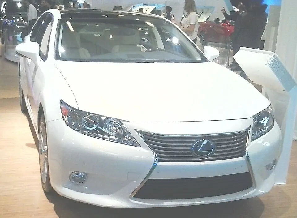 '13 Lexus ES 350 (MIAS '13), photographed in Canada