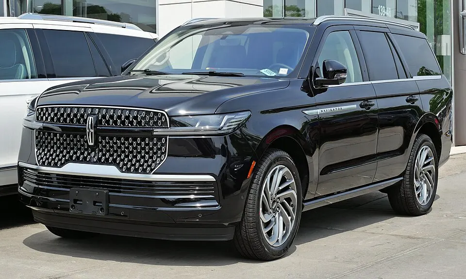 2025 Lincoln Navigator, front 5.16.25, photographed in United States