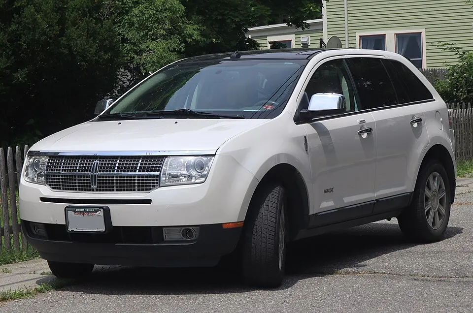 2009 Lincoln MKX in White Platinum Tri-Coat, front left, 07-07-2026, photographed in United States