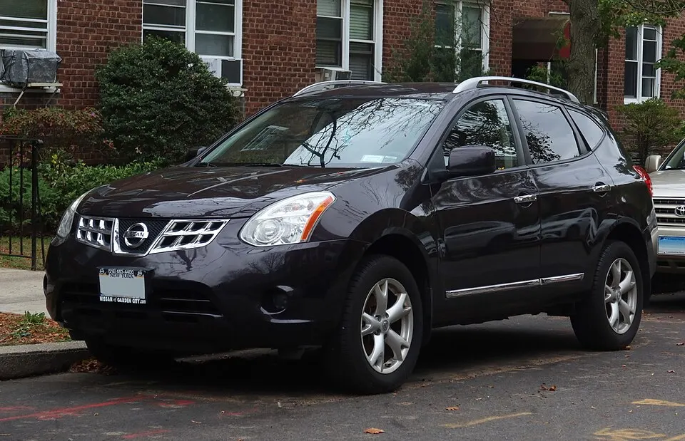 2011 Nissan Rogue SV, front 10.27.21, photographed in United States