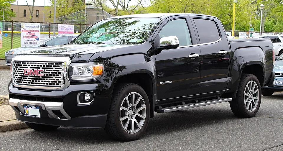 2018 GMC Canyon Denali SWB 4-Door 3.6L front 5.19.19, photographed in United States