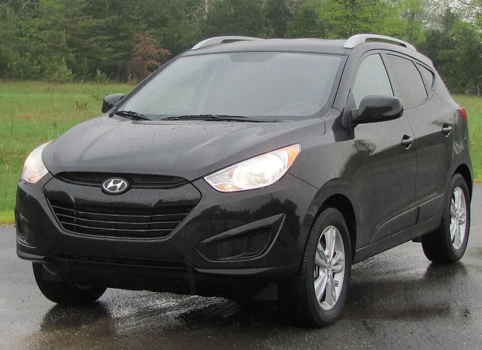 2010 Hyundai Tucson GLS -- 04-21-2010, photographed in United States