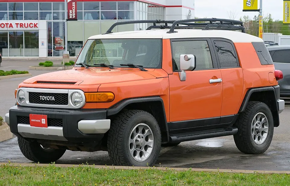 2013 Toyota FJ Cruiser Urban Package in Magma, front left, 2025-05-18, photographed in Canada