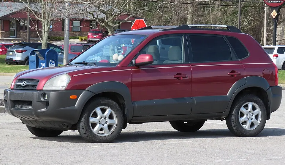 2005 Hyundai Tucson GLS, front left, 03-08-2024, photographed in United States