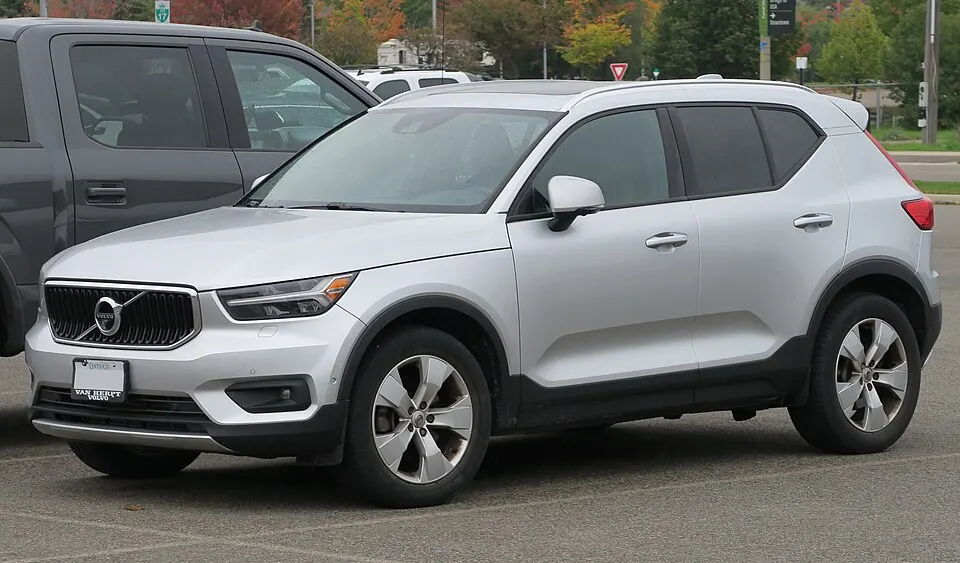 2019 Volvo XC40 T5 Momentum in Bright Silver Metallic, front left, 2025-09-22, photographed in Canada