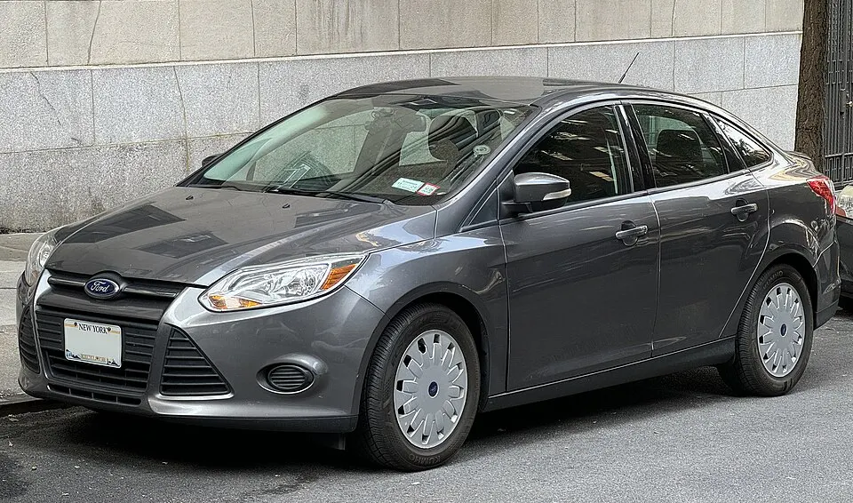 2013 Ford Focus SFE sedan in Sterling Gray Metallic, front left, photographed in United States