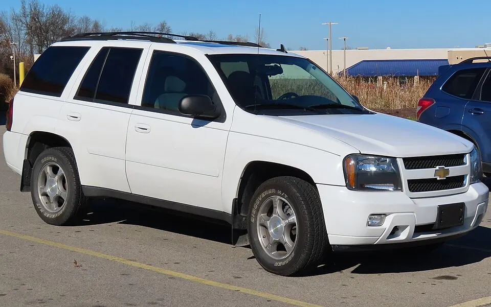 2009 Chevrolet Trailblazer 1LT 4x4, front right, 11-08-2022, photographed in United States