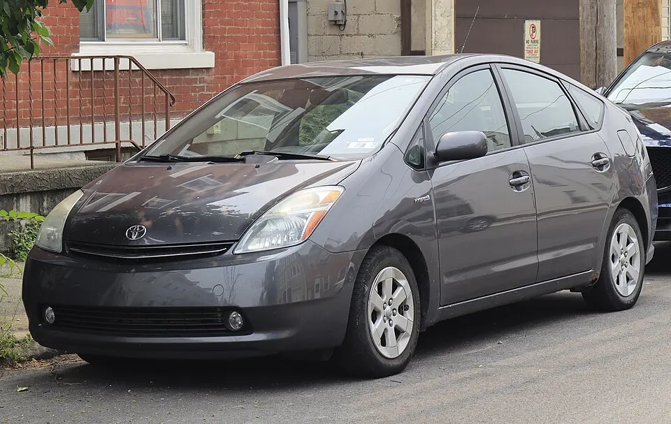 2007 Toyota Prius in Magnetic Gray Metallic, front left, 07-17-2026, photographed in United States