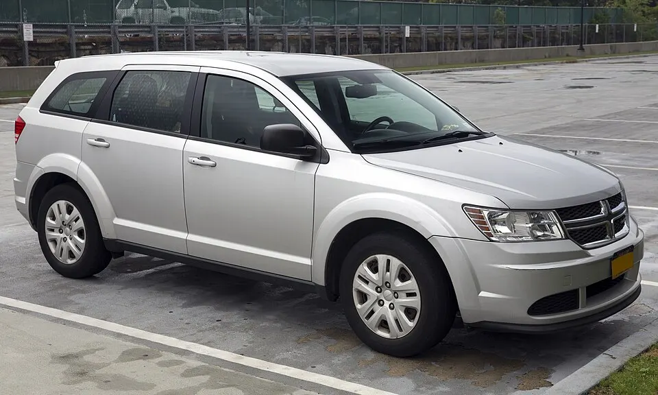 2014 Dodge Journey SE in silver, front right (Lake Success), photographed in United States