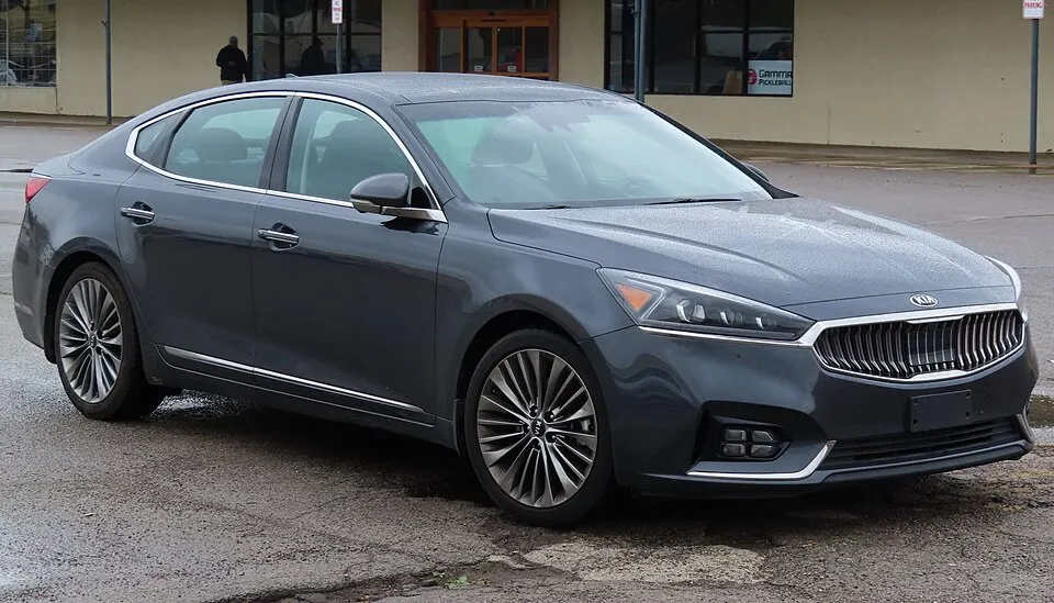2019 Kia Cadenza Limited, front right, 11-01-2022, photographed in United States