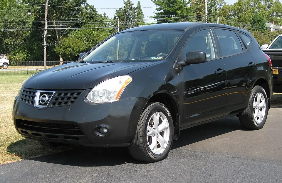 2008 Nissan Rogue S in Wicked Black, front left, 09-03-2023, photographed in United States