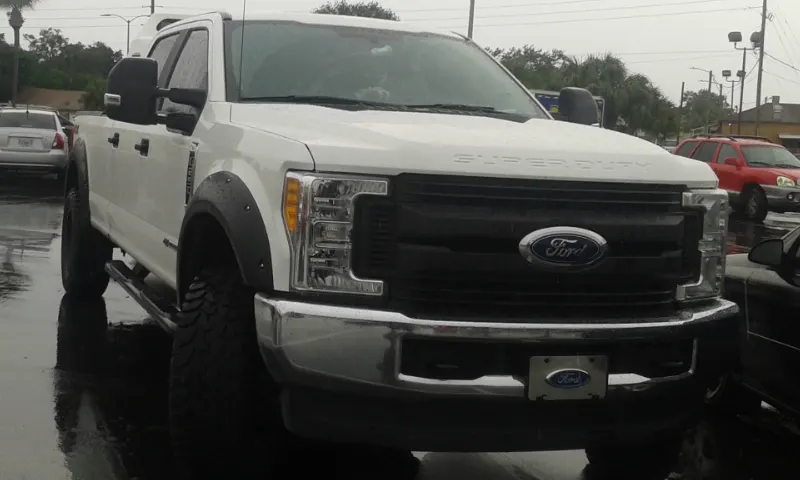 '17 Ford Super Duty Crew Cab F-250, photographed in United States