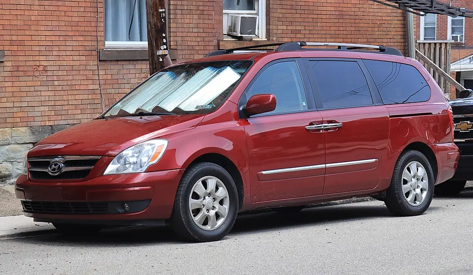 2008 Hyundai Entourage GLS in Cranberry Red, front left, 08-09-2026, photographed in United States
