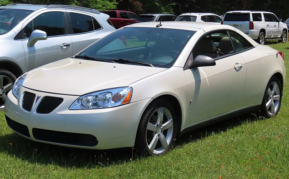 2008 Pontiac G6 GT Convertible, front left, 06-04-2023, photographed in United States