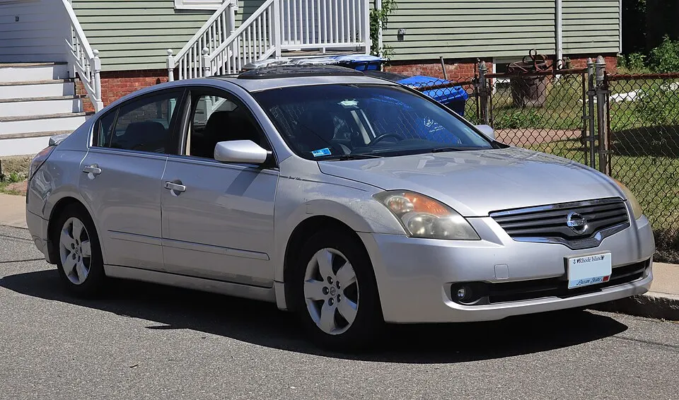 2007 Nissan Altima 2.5 S in Radiant Silver, front right, 07-04-2026, photographed in United States