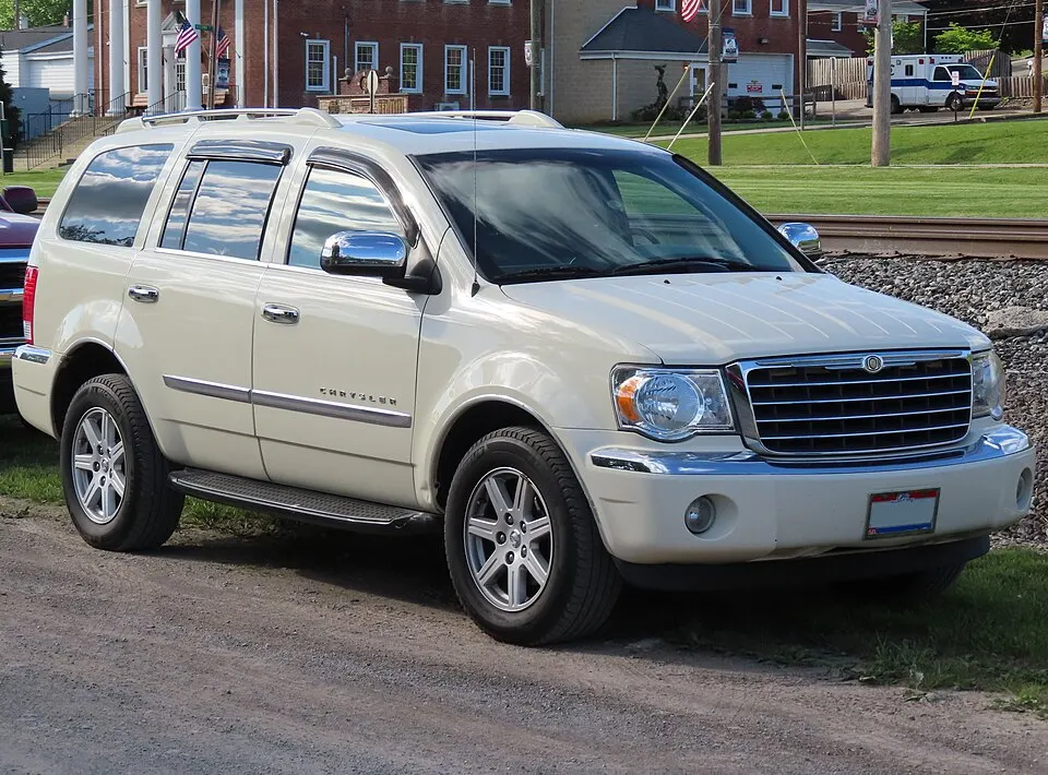 2007 Chrysler Aspen Limited, front right, 05-19-2025, photographed in United States