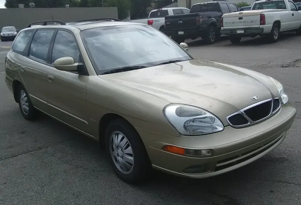2000 Daewoo Nubira CDX wagon front view, photographed in United States