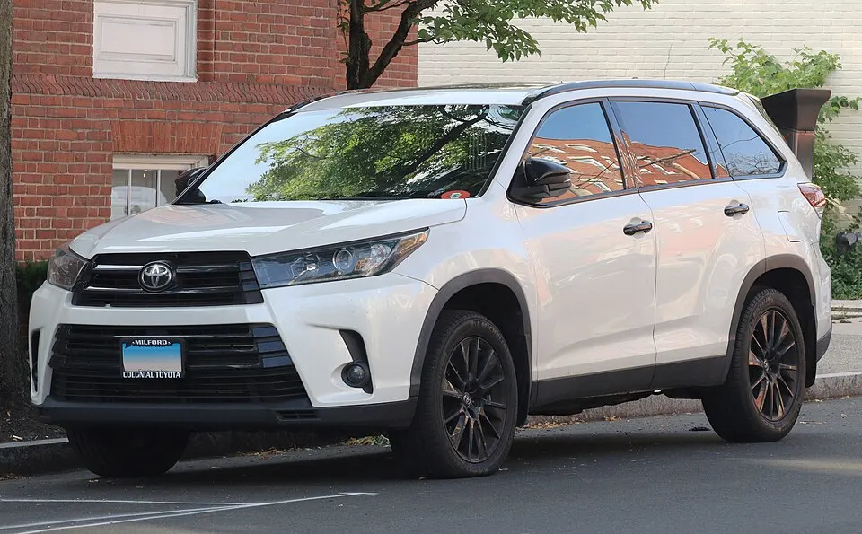 2019 Toyota Highlander SE in Blizzard Pearl, front left, 07-02-2026, photographed in United States