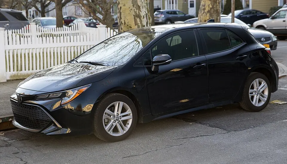 2019 Toyota Corolla Hatchback SE, Midnight Black, front left, photographed in United States