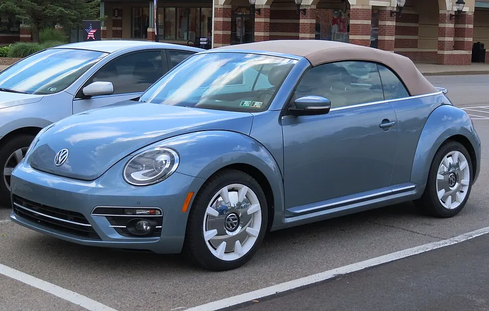 2019 Volkswagen Beetle Convertible 2.0T Final Edition SEL, front left, 06-13-2023, photographed in United States