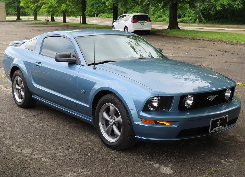 2005 Ford Mustang GT Deluxe Coupe, front right, 07-02-2023, photographed in United States