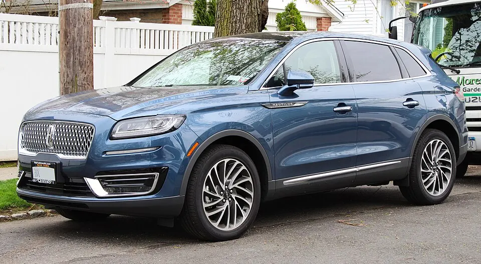 2019 Lincoln Nautilus "Reserve" 2.7L front 4.22.19, photographed in United States