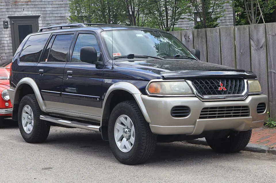 2002 Mitsubishi Montero Sport XLS in Royal Blue on Sudan Beige, front right, 07-04-2026, photographed in United States