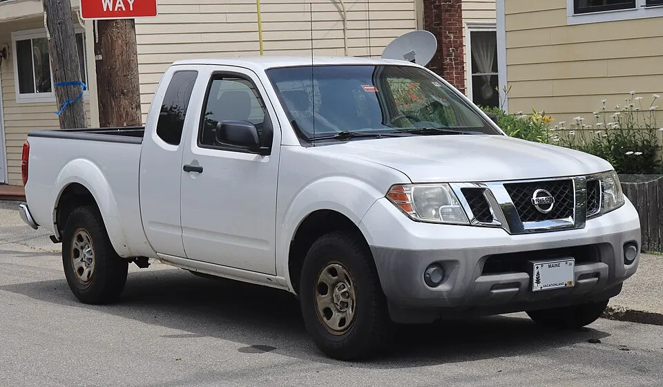 2010 Nissan Frontier King Cab SE in Avalanche, front right, 07-07-2026, photographed in United States