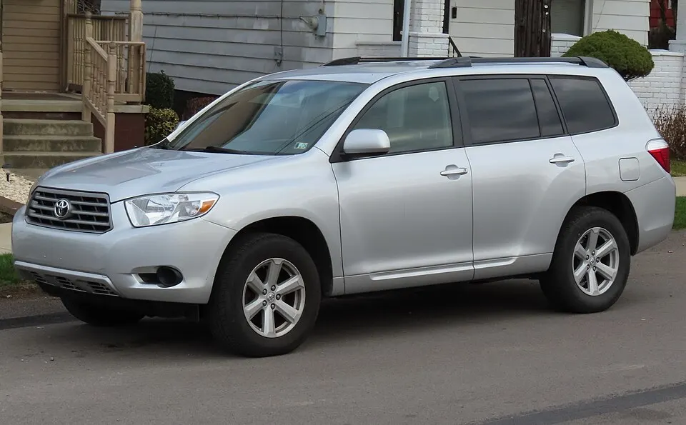 2009 Toyota Highlander V6 AWD, front left, 11-24-2023, photographed in United States