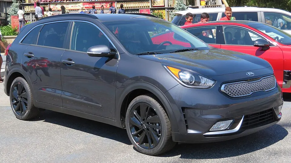 2018 Kia Niro EX Touring eco-hybrid 1.6L GDi front (2) 5.23.18, photographed in United States