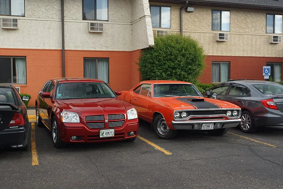 2005 Dodge Magnum RT & 1970 Plymouth Road Runner (35168106975), photographed in United States