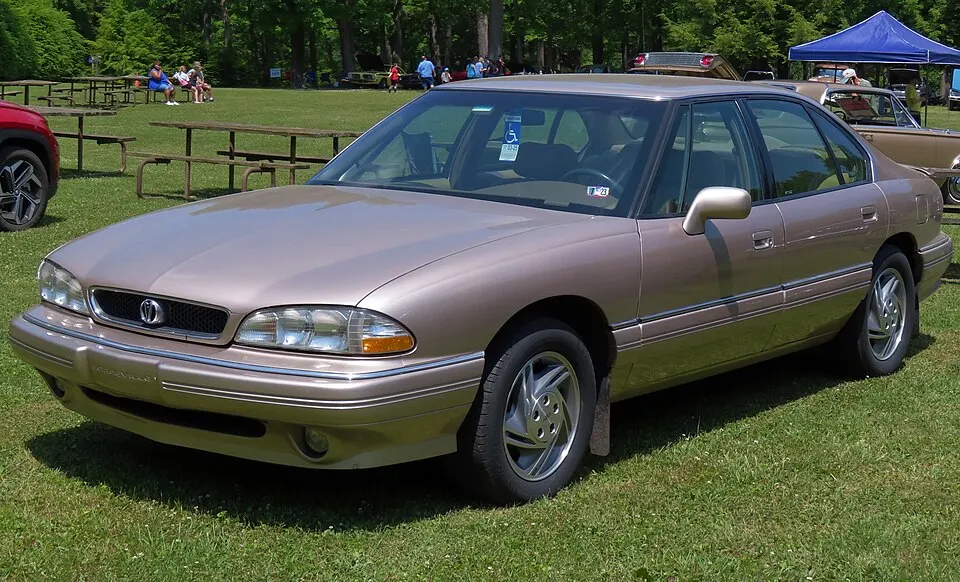 1995 Pontiac Bonneville SE, front left, 06-04-2023, photographed in United States