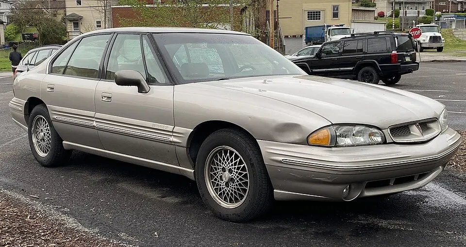 1996 Pontiac Bonneville SE in Silver Taupe Metallic, front right, 04-22-2023, photographed in United States