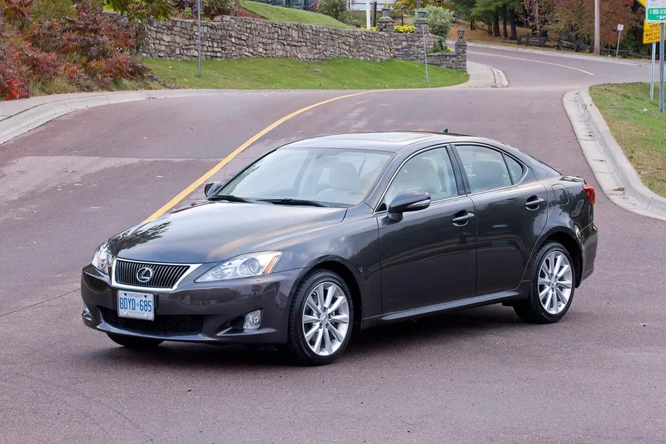 2010 Lexus IS 250 01 (Canada market)