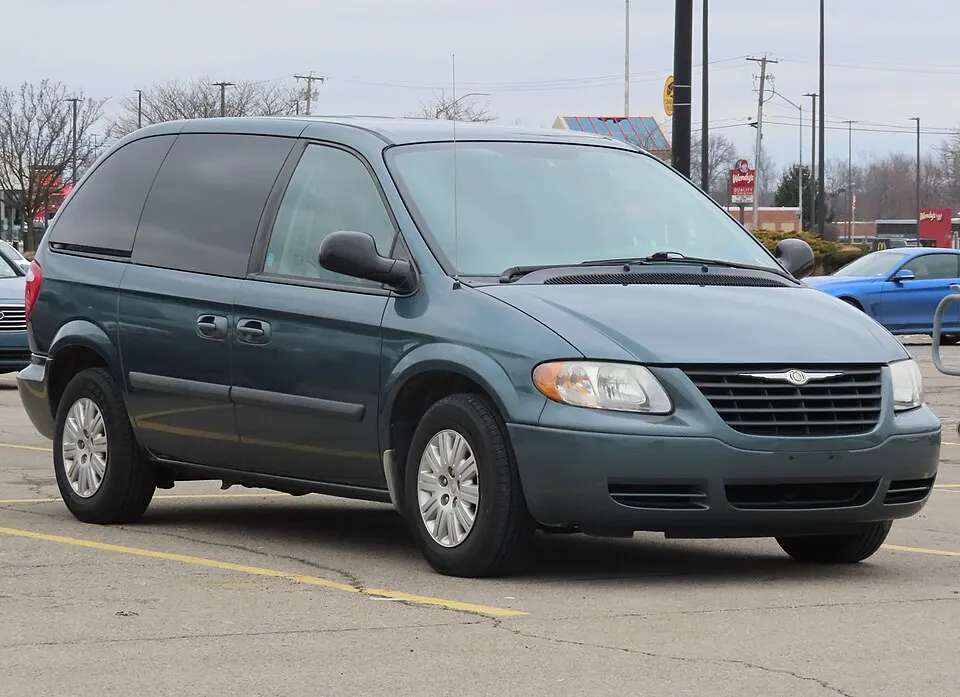 2006 Chrysler Town & Country (short-wheelbase), front right, 02-21-2026, photographed in United States
