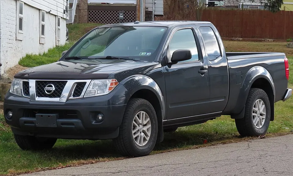 2014 Nissan Frontier SV V6 4x4 King Cab, front left, 12-01-2022, photographed in United States
