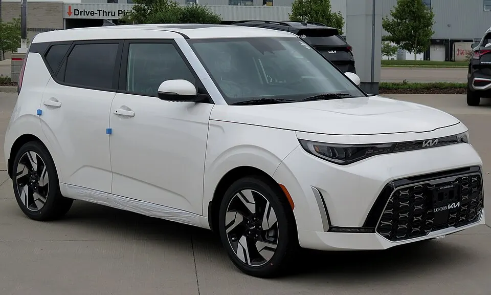 2023 Kia Soul GT-Line Limited in Snow White Pearl, Front Right, 09-05-2022, photographed in Canada