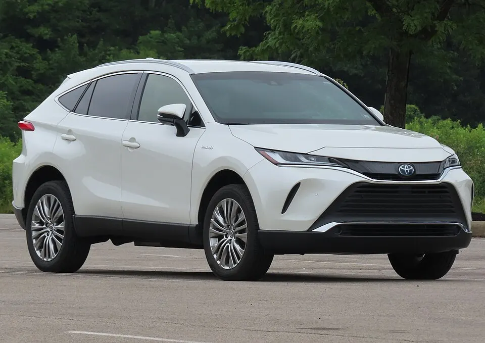 2021 Toyota Venza XLE, front right, 07-05-2024, photographed in United States