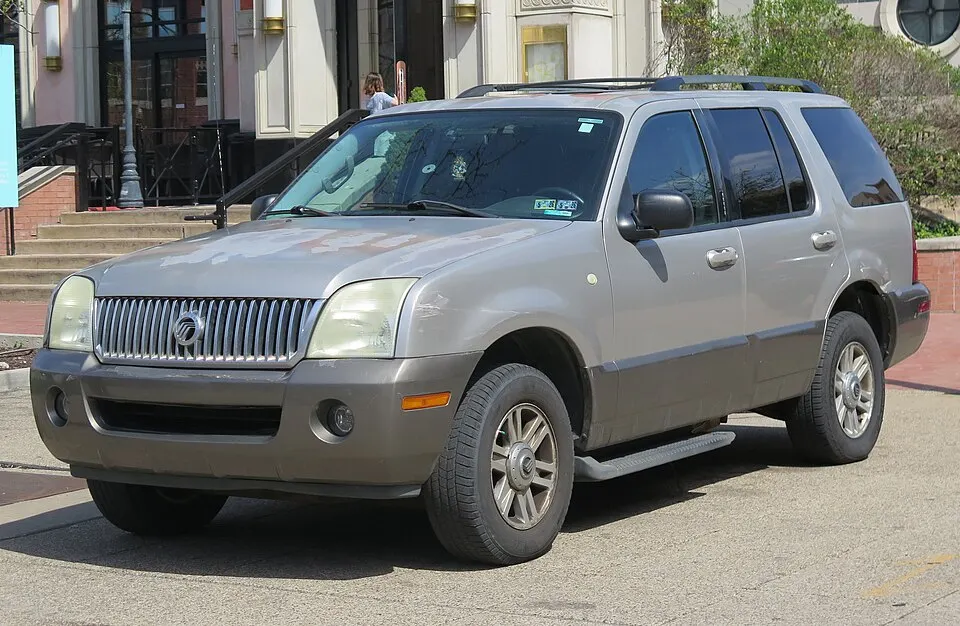 2004 Mercury Mountaineer Convenience in Silver Birch Metallic, front left, 04-04-2026, photographed in United States