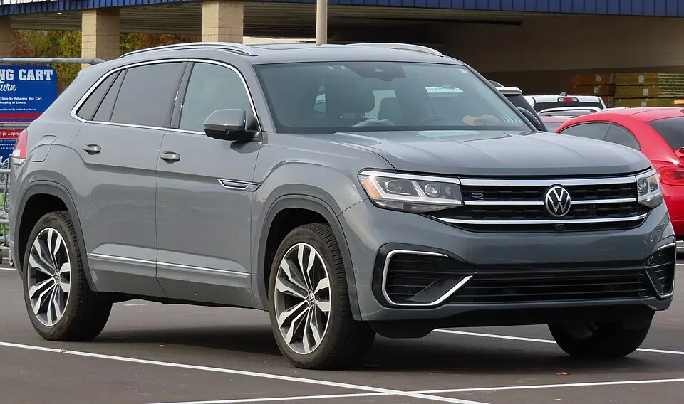 2022 Volkswagen Atlas Cross Sport V6 SEL Premium R-Line 4MOTION, front right, 10-28-2022, photographed in United States