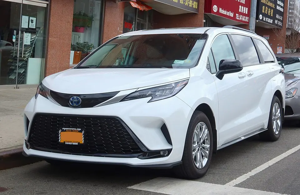 2022 Toyota Sienna XSE, front 3.29.22, photographed in United States