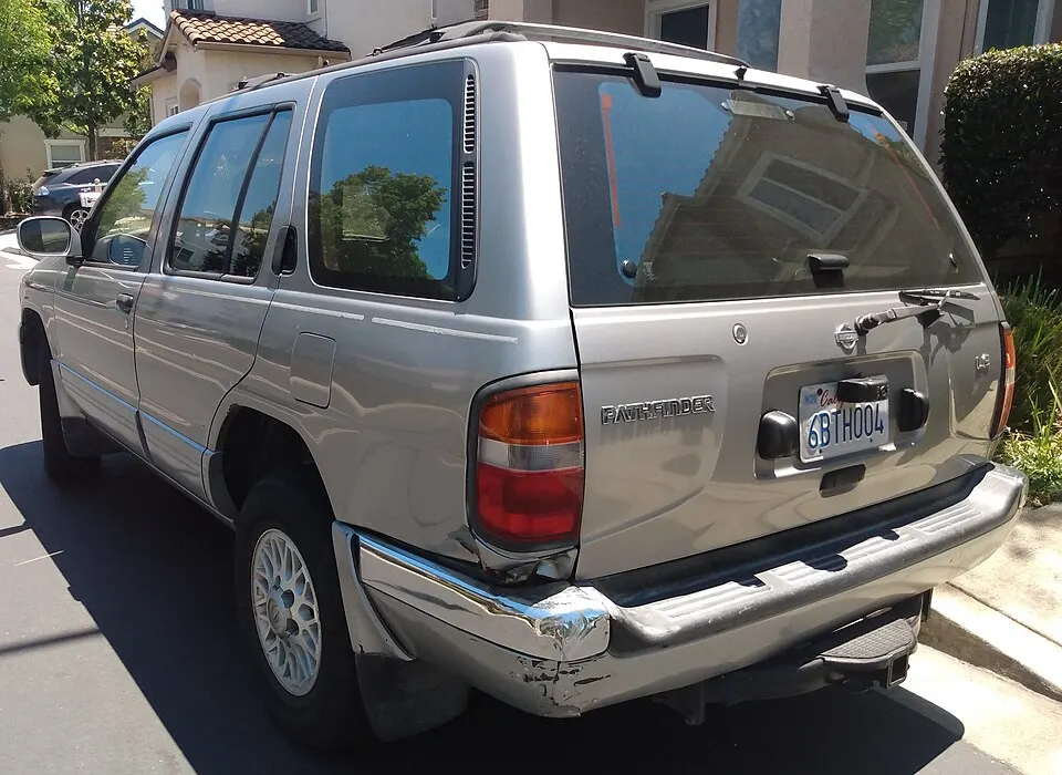 1998 Nissan Pathfinder LE, photographed in United States