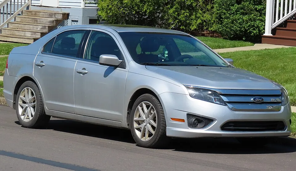2012 Ford Fusion SEL, front right, 05-09-2023, photographed in United States