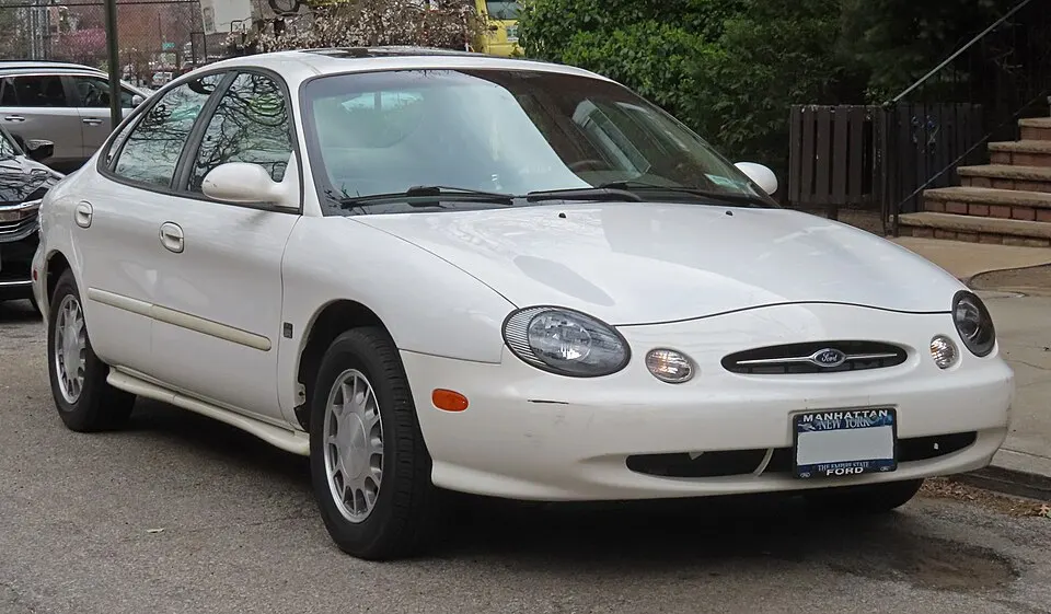 1999 Ford Taurus SE, front, photographed in United States