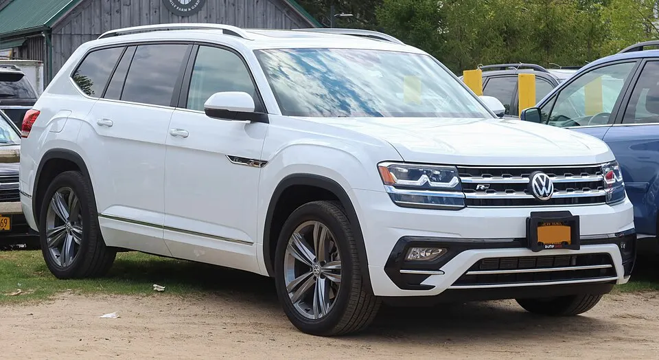 2019 Volkswagen Atlas SE R-Line, front 4.24.23, photographed in United States