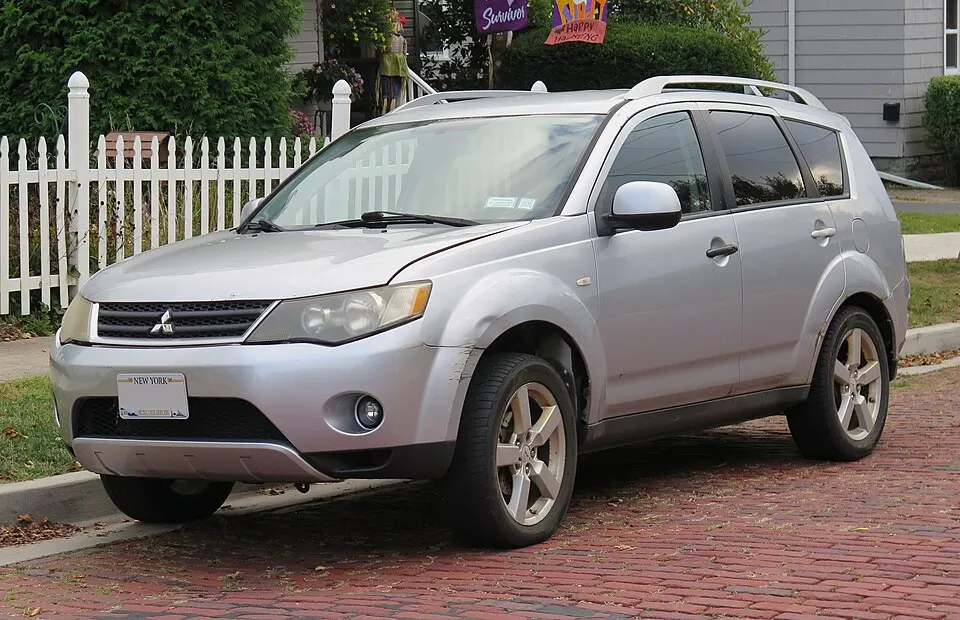 2007 Mitsubishi Outlander in Cool Silver Metallic, front left, 10-11-2025, photographed in United States