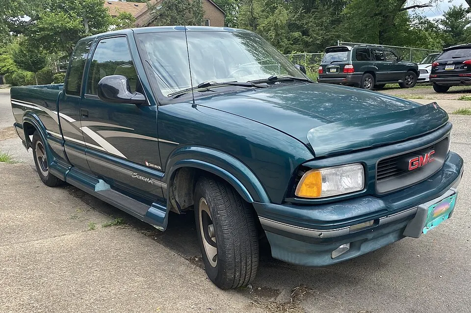 1997 GMC Sonoma SLS Extended Cab Sport in Laguna Green Metallic, front right, 06-26-2022, photographed in United States