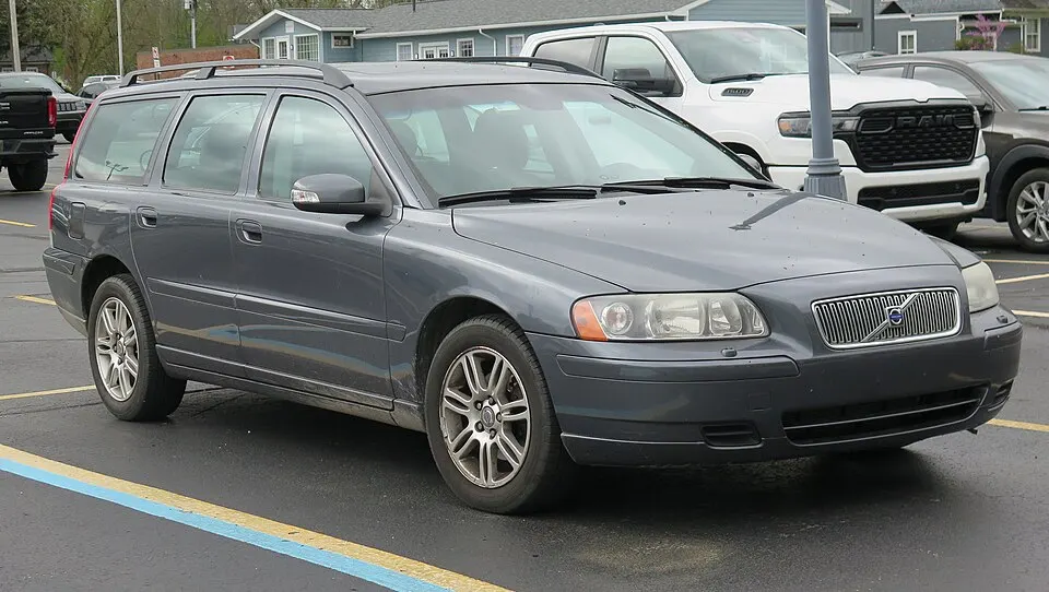 2007 Volvo V70 in Titanium Gray Metallic, front right, 04-26-2025, photographed in United States