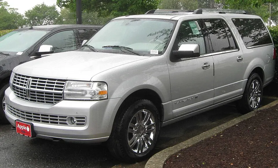 2010 Lincoln Navigator L -- 07-10-2010, photographed in United States