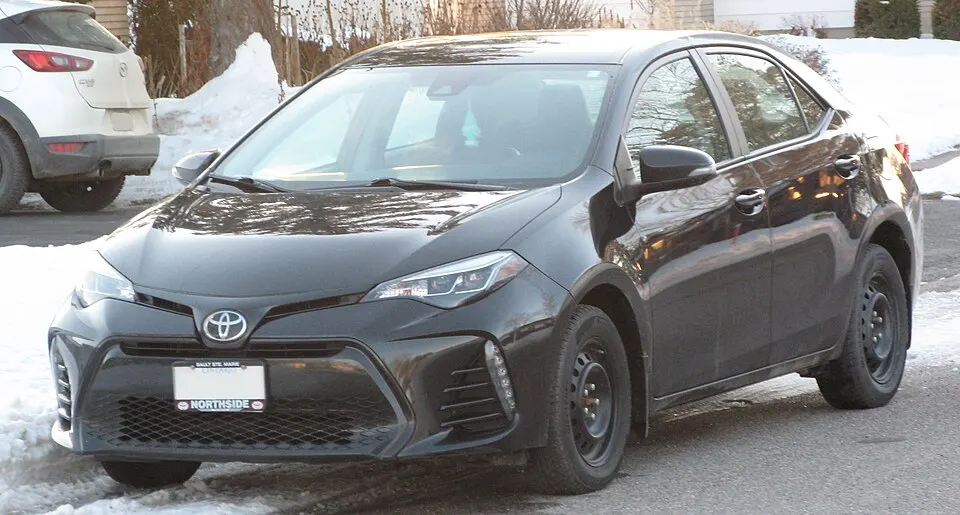2017 Toyota Corolla, Front Left, 01-07-2021, photographed in Canada